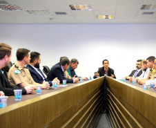 A Secretaria de Estado da Segurança Pública assinou nesta quarta-feira (27) um Termo de Cooperação Técnica com a Polícia Federal, o qual prevê aos integrantes das duas instituições acesso aos sistemas de dados internos de cada órgão e compartilhamento de informações. O acordo foi firmado na sede da Secretaria, em Curitiba. Foto: SESP