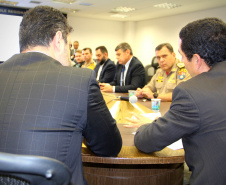 A Secretaria de Estado da Segurança Pública assinou nesta quarta-feira (27) um Termo de Cooperação Técnica com a Polícia Federal, o qual prevê aos integrantes das duas instituições acesso aos sistemas de dados internos de cada órgão e compartilhamento de informações. O acordo foi firmado na sede da Secretaria, em Curitiba. Foto: SESP