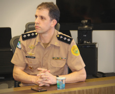 A Secretaria de Estado da Segurança Pública assinou nesta quarta-feira (27) um Termo de Cooperação Técnica com a Polícia Federal, o qual prevê aos integrantes das duas instituições acesso aos sistemas de dados internos de cada órgão e compartilhamento de informações. O acordo foi firmado na sede da Secretaria, em Curitiba. Foto: SESP