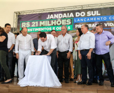 O Governador Carlos Massa Ratinho Júnior lança nesta quinta-feira (28),  o Programa Vida Nova Paraná em Jandaia do Sul.  E também anuncia  recursos e ações nas áreas da saúde, desenvolvimento urbano e sinalização viária, além de entrega de ambulância e de viatura para a Polícia Militar.Jandaia do Sul, 28/11/2019 -  Foto: Geraldo Bubniak/AEN