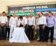 O Governador Carlos Massa Ratinho Júnior lança nesta quinta-feira (28),  o Programa Vida Nova Paraná em Jandaia do Sul.  E também anuncia  recursos e ações nas áreas da saúde, desenvolvimento urbano e sinalização viária, além de entrega de ambulância e de viatura para a Polícia Militar.Jandaia do Sul, 28/11/2019 -  Foto: Geraldo Bubniak/AEN
