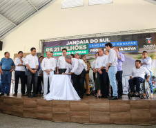 O Governador Carlos Massa Ratinho Júnior lança nesta quinta-feira (28),  o Programa Vida Nova Paraná em Jandaia do Sul.  E também anuncia  recursos e ações nas áreas da saúde, desenvolvimento urbano e sinalização viária, além de entrega de ambulância e de viatura para a Polícia Militar.Jandaia do Sul, 28/11/2019 -  Foto: Geraldo Bubniak/AEN
