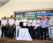 O Governador Carlos Massa Ratinho Júnior lança nesta quinta-feira (28),  o Programa Vida Nova Paraná em Jandaia do Sul.  E também anuncia  recursos e ações nas áreas da saúde, desenvolvimento urbano e sinalização viária, além de entrega de ambulância e de viatura para a Polícia Militar.Jandaia do Sul, 28/11/2019 -  Foto: Geraldo Bubniak/AEN
