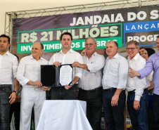 O Governador Carlos Massa Ratinho Júnior lança nesta quinta-feira (28),  o Programa Vida Nova Paraná em Jandaia do Sul.  E também anuncia  recursos e ações nas áreas da saúde, desenvolvimento urbano e sinalização viária, além de entrega de ambulância e de viatura para a Polícia Militar.Jandaia do Sul, 28/11/2019 -  Foto: Geraldo Bubniak/AEN