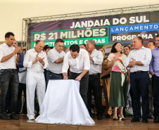 O Governador Carlos Massa Ratinho Júnior lança nesta quinta-feira (28),  o Programa Vida Nova Paraná em Jandaia do Sul.  E também anuncia  recursos e ações nas áreas da saúde, desenvolvimento urbano e sinalização viária, além de entrega de ambulância e de viatura para a Polícia Militar.Jandaia do Sul, 28/11/2019 -  Foto: Geraldo Bubniak/AEN