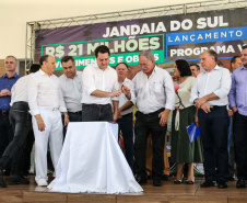 O Governador Carlos Massa Ratinho Júnior lança nesta quinta-feira (28),  o Programa Vida Nova Paraná em Jandaia do Sul.  E também anuncia  recursos e ações nas áreas da saúde, desenvolvimento urbano e sinalização viária, além de entrega de ambulância e de viatura para a Polícia Militar.Jandaia do Sul, 28/11/2019 -  Foto: Geraldo Bubniak/AEN