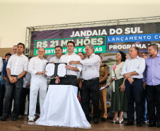 O Governador Carlos Massa Ratinho Júnior lança nesta quinta-feira (28),  o Programa Vida Nova Paraná em Jandaia do Sul.  E também anuncia  recursos e ações nas áreas da saúde, desenvolvimento urbano e sinalização viária, além de entrega de ambulância e de viatura para a Polícia Militar.Jandaia do Sul, 28/11/2019 -  Foto: Geraldo Bubniak/AEN
