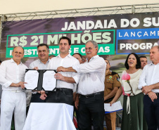 O Governador Carlos Massa Ratinho Júnior lança nesta quinta-feira (28),  o Programa Vida Nova Paraná em Jandaia do Sul.  E também anuncia  recursos e ações nas áreas da saúde, desenvolvimento urbano e sinalização viária, além de entrega de ambulância e de viatura para a Polícia Militar.Jandaia do Sul, 28/11/2019 -  Foto: Geraldo Bubniak/AEN