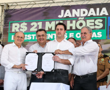 O Governador Carlos Massa Ratinho Júnior lança nesta quinta-feira (28),  o Programa Vida Nova Paraná em Jandaia do Sul.  E também anuncia  recursos e ações nas áreas da saúde, desenvolvimento urbano e sinalização viária, além de entrega de ambulância e de viatura para a Polícia Militar.Jandaia do Sul, 28/11/2019 -  Foto: Geraldo Bubniak/AEN