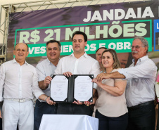O Governador Carlos Massa Ratinho Júnior lança nesta quinta-feira (28),  o Programa Vida Nova Paraná em Jandaia do Sul.  E também anuncia  recursos e ações nas áreas da saúde, desenvolvimento urbano e sinalização viária, além de entrega de ambulância e de viatura para a Polícia Militar.Jandaia do Sul, 28/11/2019 -  Foto: Geraldo Bubniak/AEN