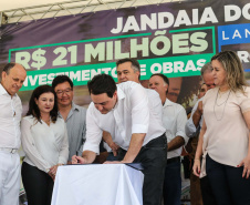 O Governador Carlos Massa Ratinho Júnior lança nesta quinta-feira (28),  o Programa Vida Nova Paraná em Jandaia do Sul.  E também anuncia  recursos e ações nas áreas da saúde, desenvolvimento urbano e sinalização viária, além de entrega de ambulância e de viatura para a Polícia Militar.Jandaia do Sul, 28/11/2019 -  Foto: Geraldo Bubniak/AEN