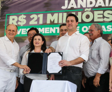 O Governador Carlos Massa Ratinho Júnior lança nesta quinta-feira (28),  o Programa Vida Nova Paraná em Jandaia do Sul.  E também anuncia  recursos e ações nas áreas da saúde, desenvolvimento urbano e sinalização viária, além de entrega de ambulância e de viatura para a Polícia Militar.Jandaia do Sul, 28/11/2019 -  Foto: Geraldo Bubniak/AEN