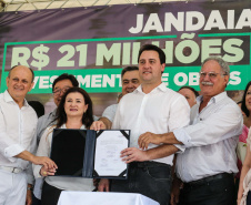 O Governador Carlos Massa Ratinho Júnior lança nesta quinta-feira (28),  o Programa Vida Nova Paraná em Jandaia do Sul.  E também anuncia  recursos e ações nas áreas da saúde, desenvolvimento urbano e sinalização viária, além de entrega de ambulância e de viatura para a Polícia Militar.Jandaia do Sul, 28/11/2019 -  Foto: Geraldo Bubniak/AEN