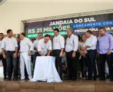 O Governador Carlos Massa Ratinho Júnior lança nesta quinta-feira (28),  o Programa Vida Nova Paraná em Jandaia do Sul.  E também anuncia  recursos e ações nas áreas da saúde, desenvolvimento urbano e sinalização viária, além de entrega de ambulância e de viatura para a Polícia Militar.Jandaia do Sul, 28/11/2019 -  Foto: Geraldo Bubniak/AEN