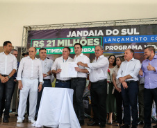 O Governador Carlos Massa Ratinho Júnior lança nesta quinta-feira (28),  o Programa Vida Nova Paraná em Jandaia do Sul.  E também anuncia  recursos e ações nas áreas da saúde, desenvolvimento urbano e sinalização viária, além de entrega de ambulância e de viatura para a Polícia Militar.Jandaia do Sul, 28/11/2019 -  Foto: Geraldo Bubniak/AEN