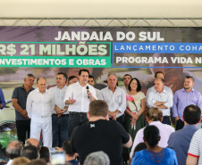 O Governador Carlos Massa Ratinho Júnior lança nesta quinta-feira (28),  o Programa Vida Nova Paraná em Jandaia do Sul.  E também anuncia  recursos e ações nas áreas da saúde, desenvolvimento urbano e sinalização viária, além de entrega de ambulância e de viatura para a Polícia Militar.Jandaia do Sul, 28/11/2019 -  Foto: Geraldo Bubniak/AEN