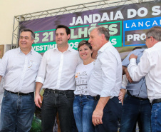 O Governador Carlos Massa Ratinho Júnior lança nesta quinta-feira (28),  o Programa Vida Nova Paraná em Jandaia do Sul.  E também anuncia  recursos e ações nas áreas da saúde, desenvolvimento urbano e sinalização viária, além de entrega de ambulância e de viatura para a Polícia Militar.Jandaia do Sul, 28/11/2019 -  Foto: Geraldo Bubniak/AEN