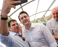 O município de Jandaia do Sul, no Vale do Ivaí, receberá uma série de ações do Governo do Estado nas áreas da saúde, segurança, saneamento, esporte, desenvolvimento urbano e para a sinalização de trânsito. Os investimentos somam R$ 21 milhões e foram confirmados pelo governador Carlos Massa Ratinho Junior nesta quinta-feira (28), em evento no município.