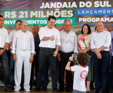 O município de Jandaia do Sul, no Vale do Ivaí, receberá uma série de ações do Governo do Estado nas áreas da saúde, segurança, saneamento, esporte, desenvolvimento urbano e para a sinalização de trânsito. Os investimentos somam R$ 21 milhões e foram confirmados pelo governador Carlos Massa Ratinho Junior nesta quinta-feira (28), em evento no município.