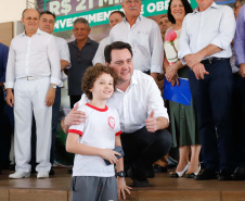 O município de Jandaia do Sul, no Vale do Ivaí, receberá uma série de ações do Governo do Estado nas áreas da saúde, segurança, saneamento, esporte, desenvolvimento urbano e para a sinalização de trânsito. Os investimentos somam R$ 21 milhões e foram confirmados pelo governador Carlos Massa Ratinho Junior nesta quinta-feira (28), em evento no município.