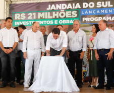 O município de Jandaia do Sul, no Vale do Ivaí, receberá uma série de ações do Governo do Estado nas áreas da saúde, segurança, saneamento, esporte, desenvolvimento urbano e para a sinalização de trânsito. Os investimentos somam R$ 21 milhões e foram confirmados pelo governador Carlos Massa Ratinho Junior nesta quinta-feira (28), em evento no município.