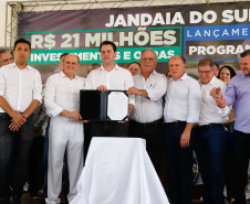 O município de Jandaia do Sul, no Vale do Ivaí, receberá uma série de ações do Governo do Estado nas áreas da saúde, segurança, saneamento, esporte, desenvolvimento urbano e para a sinalização de trânsito. Os investimentos somam R$ 21 milhões e foram confirmados pelo governador Carlos Massa Ratinho Junior nesta quinta-feira (28), em evento no município.