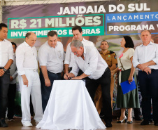 O município de Jandaia do Sul, no Vale do Ivaí, receberá uma série de ações do Governo do Estado nas áreas da saúde, segurança, saneamento, esporte, desenvolvimento urbano e para a sinalização de trânsito. Os investimentos somam R$ 21 milhões e foram confirmados pelo governador Carlos Massa Ratinho Junior nesta quinta-feira (28), em evento no município.