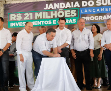 O município de Jandaia do Sul, no Vale do Ivaí, receberá uma série de ações do Governo do Estado nas áreas da saúde, segurança, saneamento, esporte, desenvolvimento urbano e para a sinalização de trânsito. Os investimentos somam R$ 21 milhões e foram confirmados pelo governador Carlos Massa Ratinho Junior nesta quinta-feira (28), em evento no município.