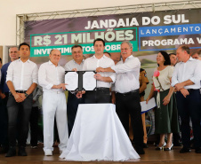 O município de Jandaia do Sul, no Vale do Ivaí, receberá uma série de ações do Governo do Estado nas áreas da saúde, segurança, saneamento, esporte, desenvolvimento urbano e para a sinalização de trânsito. Os investimentos somam R$ 21 milhões e foram confirmados pelo governador Carlos Massa Ratinho Junior nesta quinta-feira (28), em evento no município.