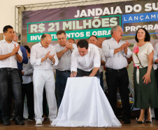 O município de Jandaia do Sul, no Vale do Ivaí, receberá uma série de ações do Governo do Estado nas áreas da saúde, segurança, saneamento, esporte, desenvolvimento urbano e para a sinalização de trânsito. Os investimentos somam R$ 21 milhões e foram confirmados pelo governador Carlos Massa Ratinho Junior nesta quinta-feira (28), em evento no município.