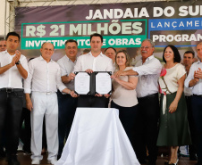 O município de Jandaia do Sul, no Vale do Ivaí, receberá uma série de ações do Governo do Estado nas áreas da saúde, segurança, saneamento, esporte, desenvolvimento urbano e para a sinalização de trânsito. Os investimentos somam R$ 21 milhões e foram confirmados pelo governador Carlos Massa Ratinho Junior nesta quinta-feira (28), em evento no município.