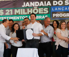 O município de Jandaia do Sul, no Vale do Ivaí, receberá uma série de ações do Governo do Estado nas áreas da saúde, segurança, saneamento, esporte, desenvolvimento urbano e para a sinalização de trânsito. Os investimentos somam R$ 21 milhões e foram confirmados pelo governador Carlos Massa Ratinho Junior nesta quinta-feira (28), em evento no município.