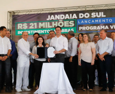 O município de Jandaia do Sul, no Vale do Ivaí, receberá uma série de ações do Governo do Estado nas áreas da saúde, segurança, saneamento, esporte, desenvolvimento urbano e para a sinalização de trânsito. Os investimentos somam R$ 21 milhões e foram confirmados pelo governador Carlos Massa Ratinho Junior nesta quinta-feira (28), em evento no município.