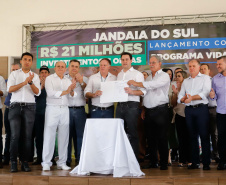 O município de Jandaia do Sul, no Vale do Ivaí, receberá uma série de ações do Governo do Estado nas áreas da saúde, segurança, saneamento, esporte, desenvolvimento urbano e para a sinalização de trânsito. Os investimentos somam R$ 21 milhões e foram confirmados pelo governador Carlos Massa Ratinho Junior nesta quinta-feira (28), em evento no município.