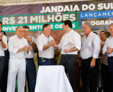 O município de Jandaia do Sul, no Vale do Ivaí, receberá uma série de ações do Governo do Estado nas áreas da saúde, segurança, saneamento, esporte, desenvolvimento urbano e para a sinalização de trânsito. Os investimentos somam R$ 21 milhões e foram confirmados pelo governador Carlos Massa Ratinho Junior nesta quinta-feira (28), em evento no município.