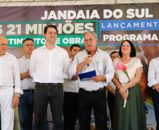 O município de Jandaia do Sul, no Vale do Ivaí, receberá uma série de ações do Governo do Estado nas áreas da saúde, segurança, saneamento, esporte, desenvolvimento urbano e para a sinalização de trânsito. Os investimentos somam R$ 21 milhões e foram confirmados pelo governador Carlos Massa Ratinho Junior nesta quinta-feira (28), em evento no município.