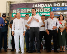 O município de Jandaia do Sul, no Vale do Ivaí, receberá uma série de ações do Governo do Estado nas áreas da saúde, segurança, saneamento, esporte, desenvolvimento urbano e para a sinalização de trânsito. Os investimentos somam R$ 21 milhões e foram confirmados pelo governador Carlos Massa Ratinho Junior nesta quinta-feira (28), em evento no município.