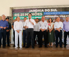 O município de Jandaia do Sul, no Vale do Ivaí, receberá uma série de ações do Governo do Estado nas áreas da saúde, segurança, saneamento, esporte, desenvolvimento urbano e para a sinalização de trânsito. Os investimentos somam R$ 21 milhões e foram confirmados pelo governador Carlos Massa Ratinho Junior nesta quinta-feira (28), em evento no município.