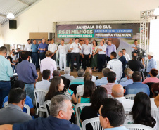 O município de Jandaia do Sul, no Vale do Ivaí, receberá uma série de ações do Governo do Estado nas áreas da saúde, segurança, saneamento, esporte, desenvolvimento urbano e para a sinalização de trânsito. Os investimentos somam R$ 21 milhões e foram confirmados pelo governador Carlos Massa Ratinho Junior nesta quinta-feira (28), em evento no município.