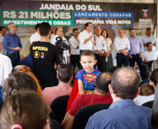 O município de Jandaia do Sul, no Vale do Ivaí, receberá uma série de ações do Governo do Estado nas áreas da saúde, segurança, saneamento, esporte, desenvolvimento urbano e para a sinalização de trânsito. Os investimentos somam R$ 21 milhões e foram confirmados pelo governador Carlos Massa Ratinho Junior nesta quinta-feira (28), em evento no município.