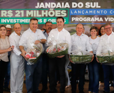 O município de Jandaia do Sul, no Vale do Ivaí, receberá uma série de ações do Governo do Estado nas áreas da saúde, segurança, saneamento, esporte, desenvolvimento urbano e para a sinalização de trânsito. Os investimentos somam R$ 21 milhões e foram confirmados pelo governador Carlos Massa Ratinho Junior nesta quinta-feira (28), em evento no município.