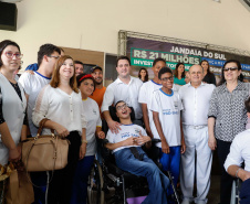 O município de Jandaia do Sul, no Vale do Ivaí, receberá uma série de ações do Governo do Estado nas áreas da saúde, segurança, saneamento, esporte, desenvolvimento urbano e para a sinalização de trânsito. Os investimentos somam R$ 21 milhões e foram confirmados pelo governador Carlos Massa Ratinho Junior nesta quinta-feira (28), em evento no município.