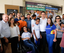 O município de Jandaia do Sul, no Vale do Ivaí, receberá uma série de ações do Governo do Estado nas áreas da saúde, segurança, saneamento, esporte, desenvolvimento urbano e para a sinalização de trânsito. Os investimentos somam R$ 21 milhões e foram confirmados pelo governador Carlos Massa Ratinho Junior nesta quinta-feira (28), em evento no município.