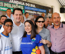 O município de Jandaia do Sul, no Vale do Ivaí, receberá uma série de ações do Governo do Estado nas áreas da saúde, segurança, saneamento, esporte, desenvolvimento urbano e para a sinalização de trânsito. Os investimentos somam R$ 21 milhões e foram confirmados pelo governador Carlos Massa Ratinho Junior nesta quinta-feira (28), em evento no município.