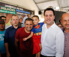O município de Jandaia do Sul, no Vale do Ivaí, receberá uma série de ações do Governo do Estado nas áreas da saúde, segurança, saneamento, esporte, desenvolvimento urbano e para a sinalização de trânsito. Os investimentos somam R$ 21 milhões e foram confirmados pelo governador Carlos Massa Ratinho Junior nesta quinta-feira (28), em evento no município.