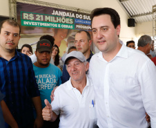 O município de Jandaia do Sul, no Vale do Ivaí, receberá uma série de ações do Governo do Estado nas áreas da saúde, segurança, saneamento, esporte, desenvolvimento urbano e para a sinalização de trânsito. Os investimentos somam R$ 21 milhões e foram confirmados pelo governador Carlos Massa Ratinho Junior nesta quinta-feira (28), em evento no município.