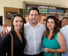 O município de Jandaia do Sul, no Vale do Ivaí, receberá uma série de ações do Governo do Estado nas áreas da saúde, segurança, saneamento, esporte, desenvolvimento urbano e para a sinalização de trânsito. Os investimentos somam R$ 21 milhões e foram confirmados pelo governador Carlos Massa Ratinho Junior nesta quinta-feira (28), em evento no município.