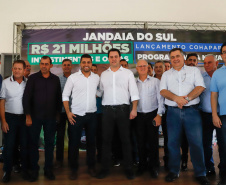 O município de Jandaia do Sul, no Vale do Ivaí, receberá uma série de ações do Governo do Estado nas áreas da saúde, segurança, saneamento, esporte, desenvolvimento urbano e para a sinalização de trânsito. Os investimentos somam R$ 21 milhões e foram confirmados pelo governador Carlos Massa Ratinho Junior nesta quinta-feira (28), em evento no município.