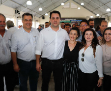 O município de Jandaia do Sul, no Vale do Ivaí, receberá uma série de ações do Governo do Estado nas áreas da saúde, segurança, saneamento, esporte, desenvolvimento urbano e para a sinalização de trânsito. Os investimentos somam R$ 21 milhões e foram confirmados pelo governador Carlos Massa Ratinho Junior nesta quinta-feira (28), em evento no município.