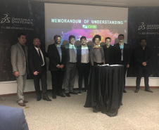 O Governo do Estado e a multinacional francesa Dassault Systèmes vão montar em Curitiba um hub (espaço de integração) de inovação para pesquisa aplicada e desenvolvimento tecnológico com foco em mobilidade elétrica.

O memorando de entendimento foi celebrado nesta quarta-feira (27) pela Superintendência de Inovação da Casa Civil e envolve ainda a Universidade Federal do Paraná (UFPR), o Senai e a Agência Curitiba de Desenvolvimento e Inovação. Foto: Divulgação